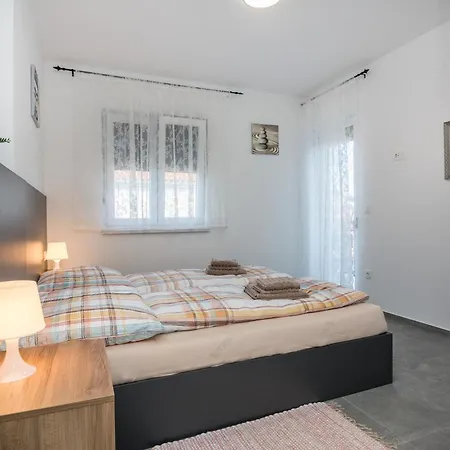 Spanic Haus Mit Pool