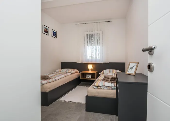 Spanic Haus Mit Pool Vikendica Vir