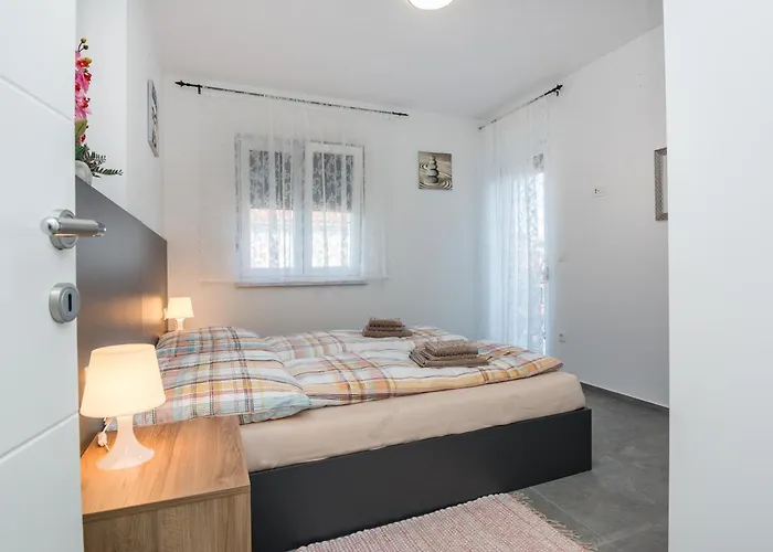 Spanic Haus Mit Pool